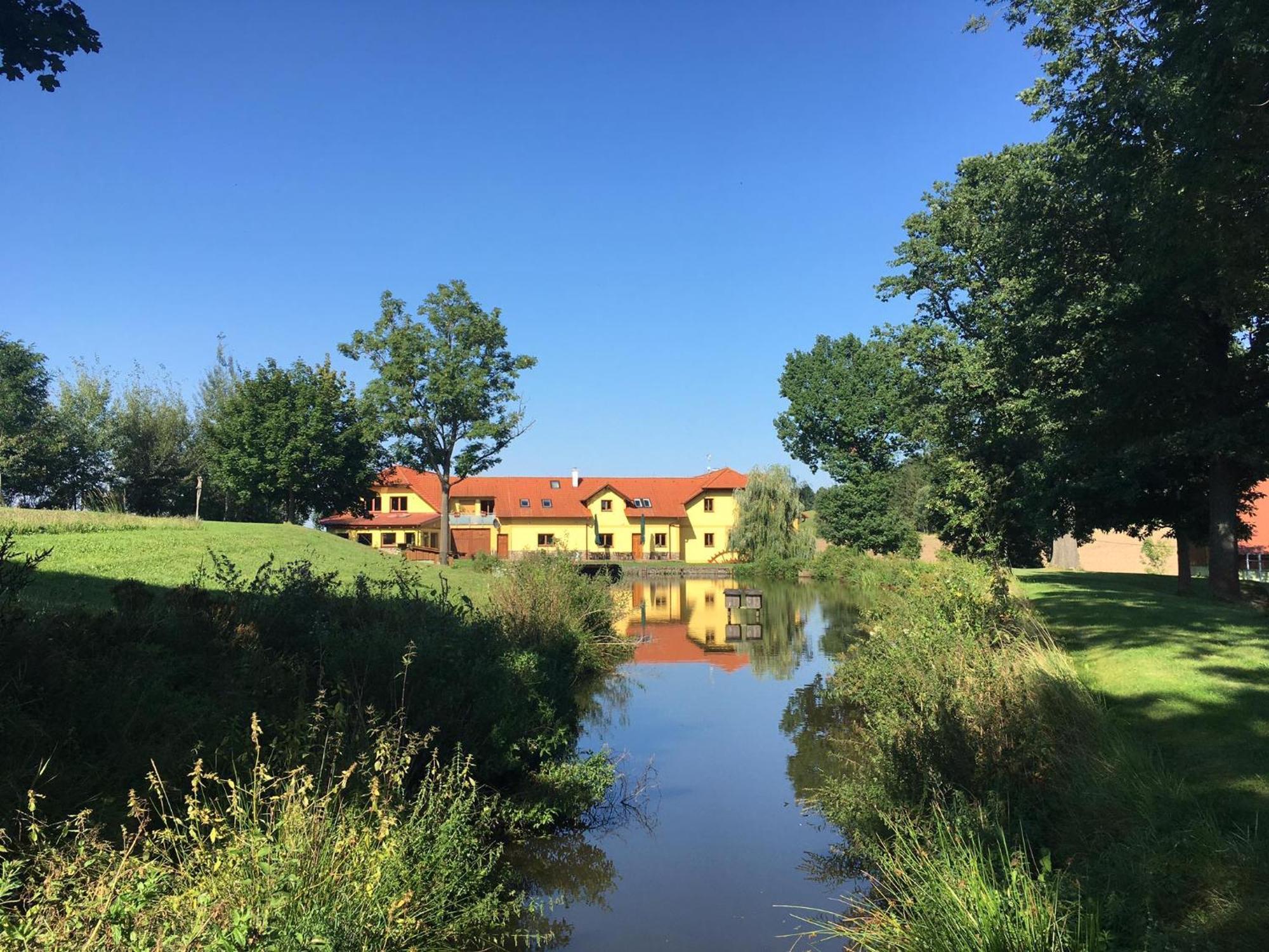 Podvesky Mlyn Hotell Tlumacov Exteriör bild
